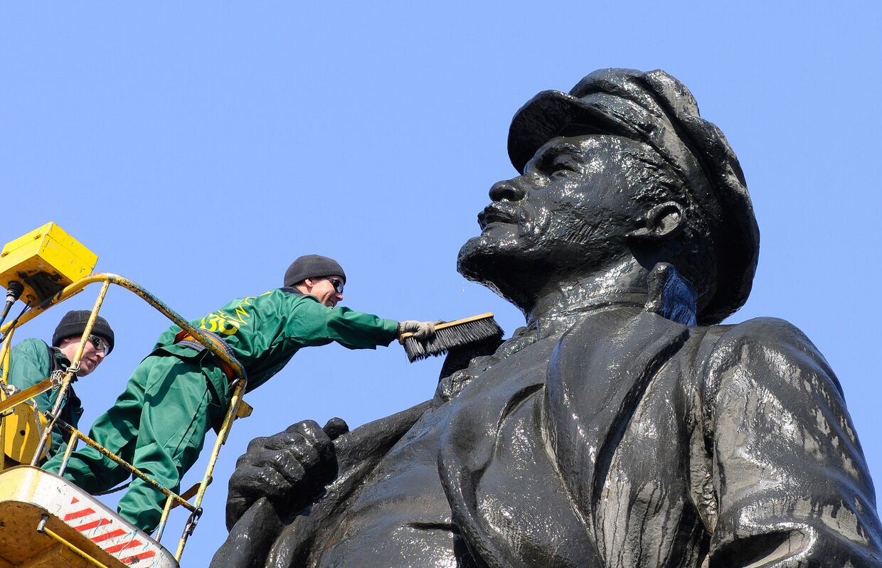 Памятник В.И. Ленину помыли в Красноярске