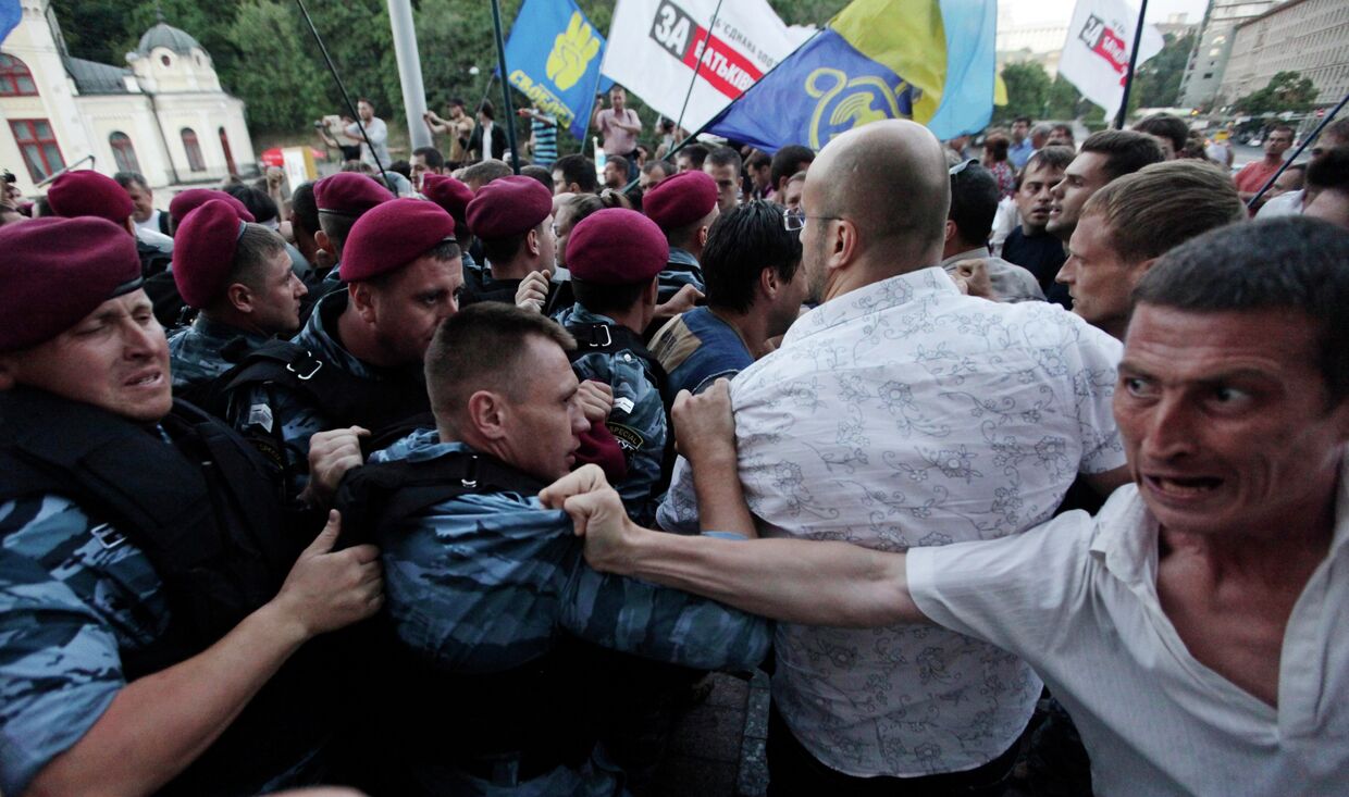 Cтолкновение противников закона о языках в Украине с милицией