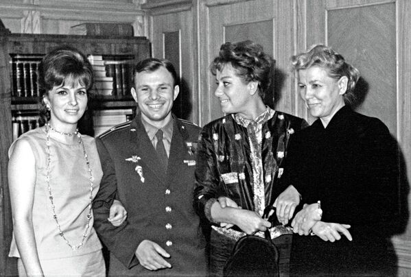 Ю.Гагарин и Е.Фурцева с гостями кинофестиваля на приеме в Министерстве культуры