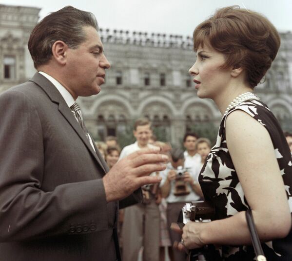 Джина Лоллобриджида и Аркадий Райкин на Втором Международном кинофестивале в Москве. 1961 год