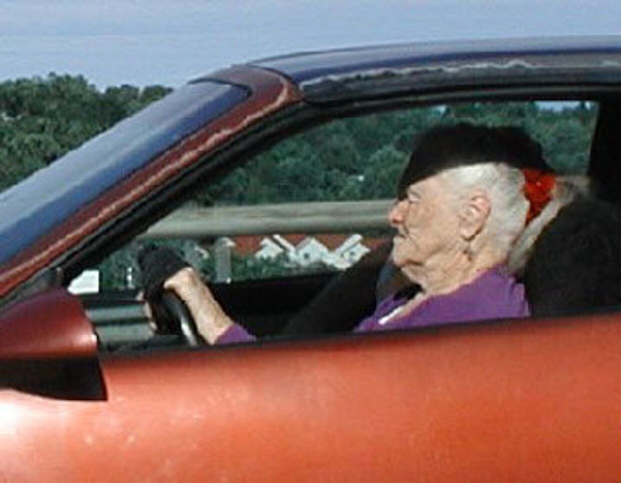 Пожилая автомобилистка