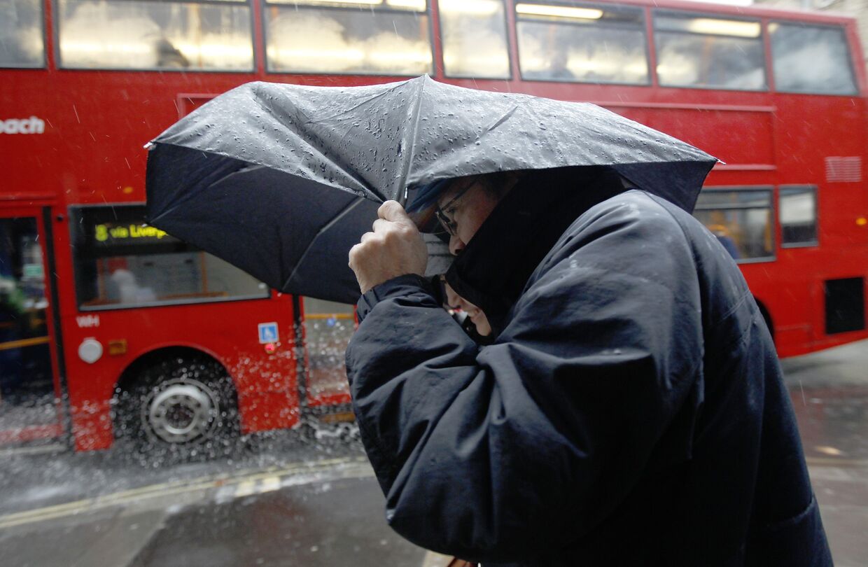 Непогода в Великобритании нанесла ущерб зданиям, транспорту и ЛЭП