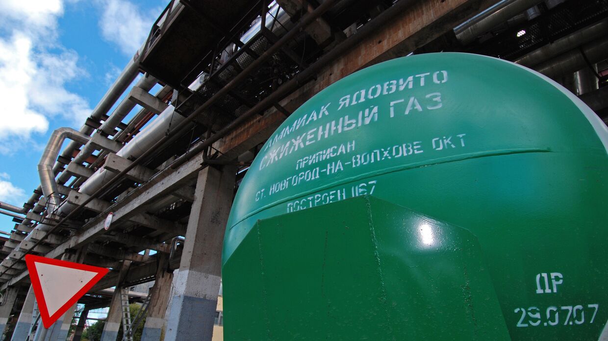 Сжиженный газ в цистернах на территории ОАО «Акрон»