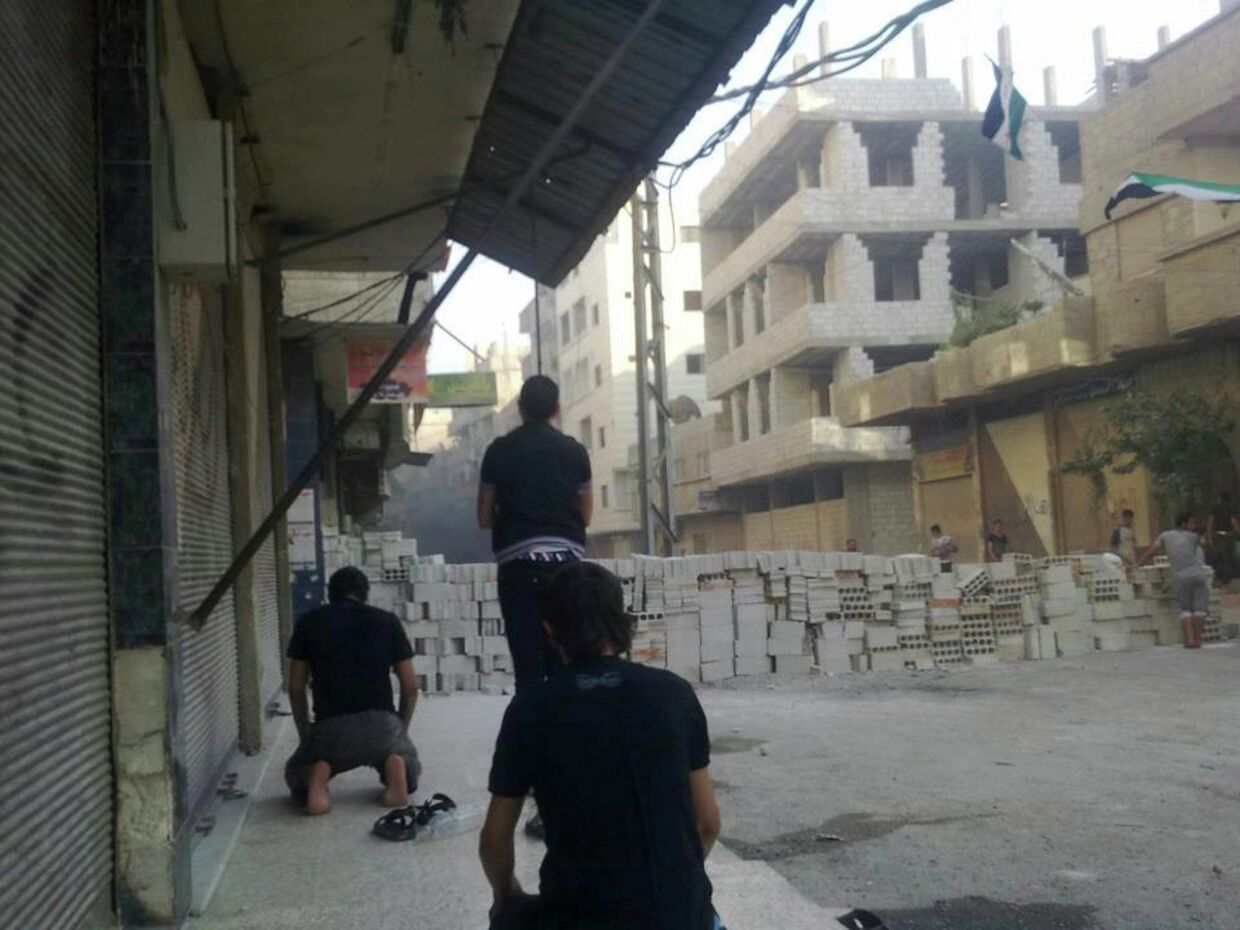 Сирийские оппозиционеры на улице Дамаска