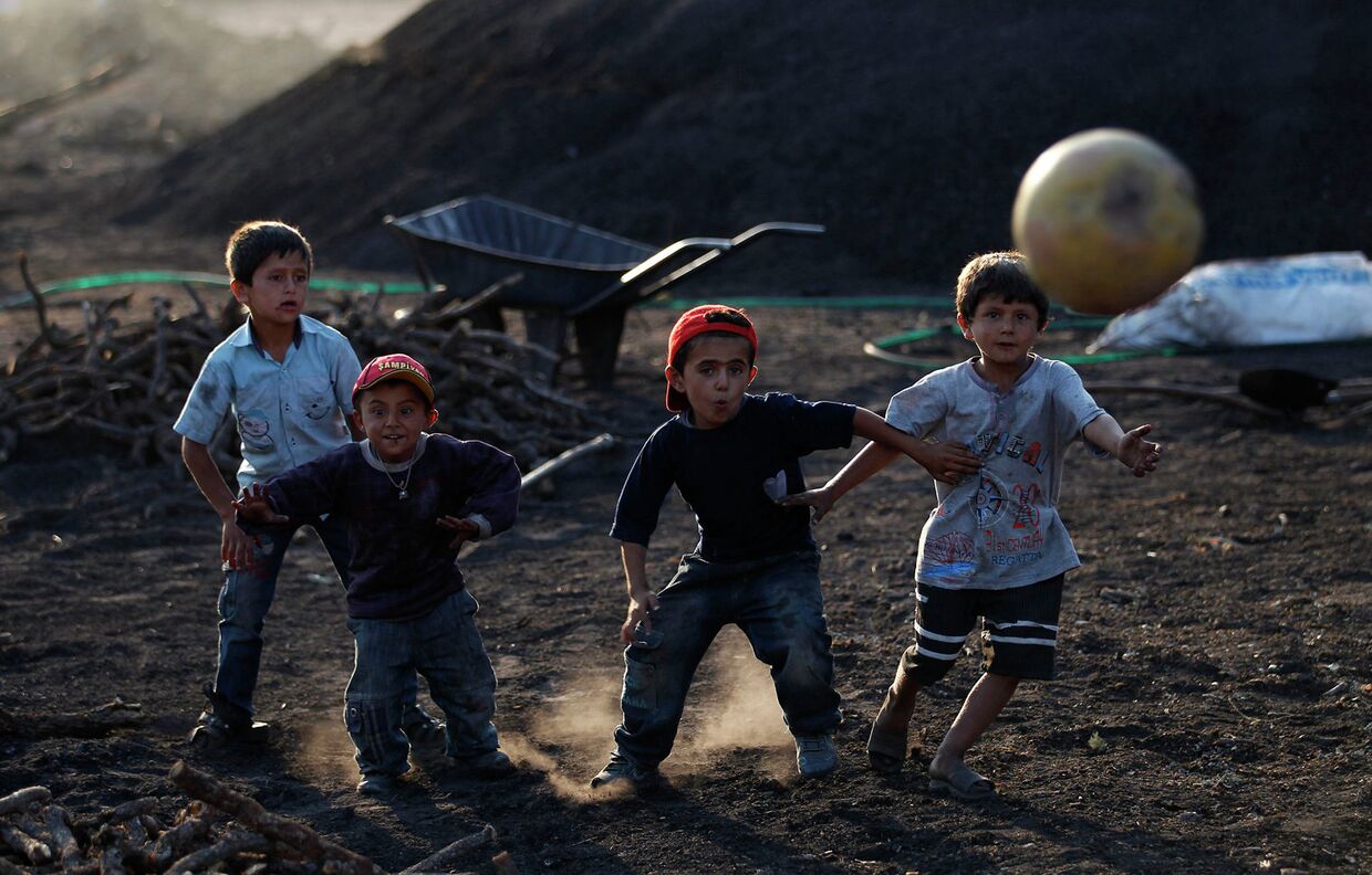 Дети играют с мячом. Кызылджахамам, Турция