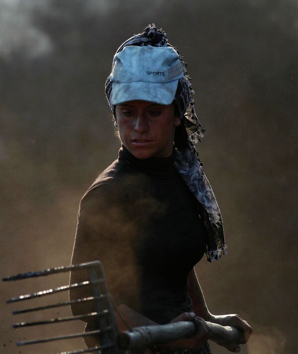 Женщина участвует в изготовке угля в городе Кызылджахамам, Турция