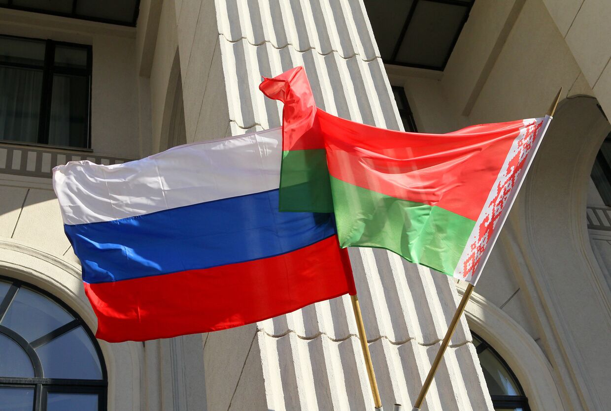 Флаги России и Белоруссии