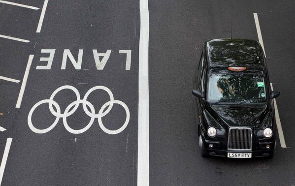 Полоса дорожного движения с олимпийской символикой в Вестминстере