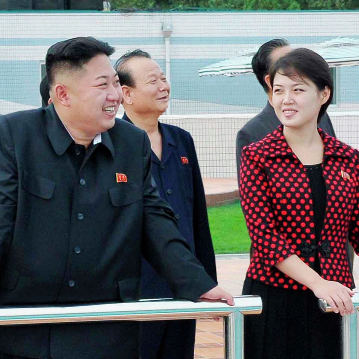 Лидер КНДР Ким Чен Ын со спутницей