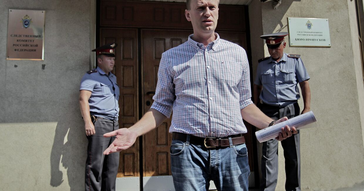 Алексей Навальный приехал на допрос в СКР