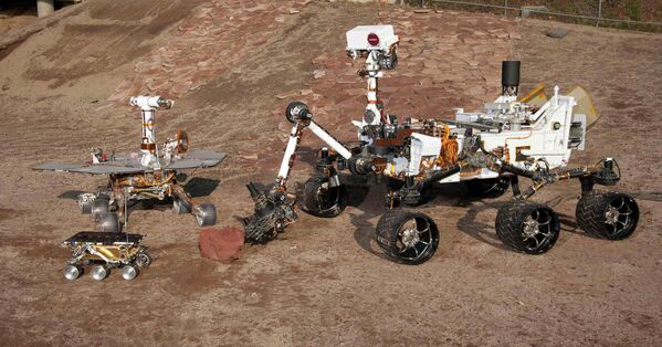 Три поколения Mars Exploration Rover (MER) в Центре управления полетами в Пасадене