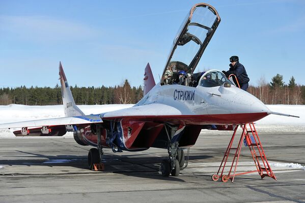 Летчики пилотажной группы «Стрижи» в самолете МиГ-29