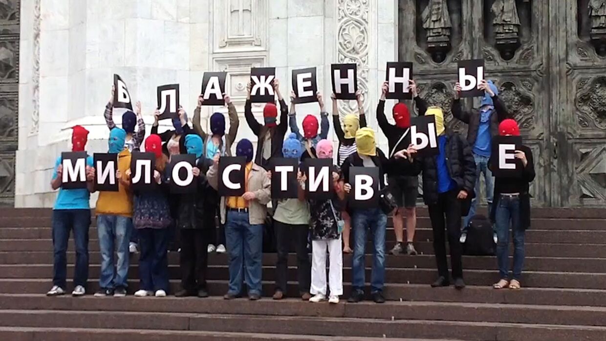 Молодые люди в цветных балаклавах задержаны после акции у ХХС в Москве