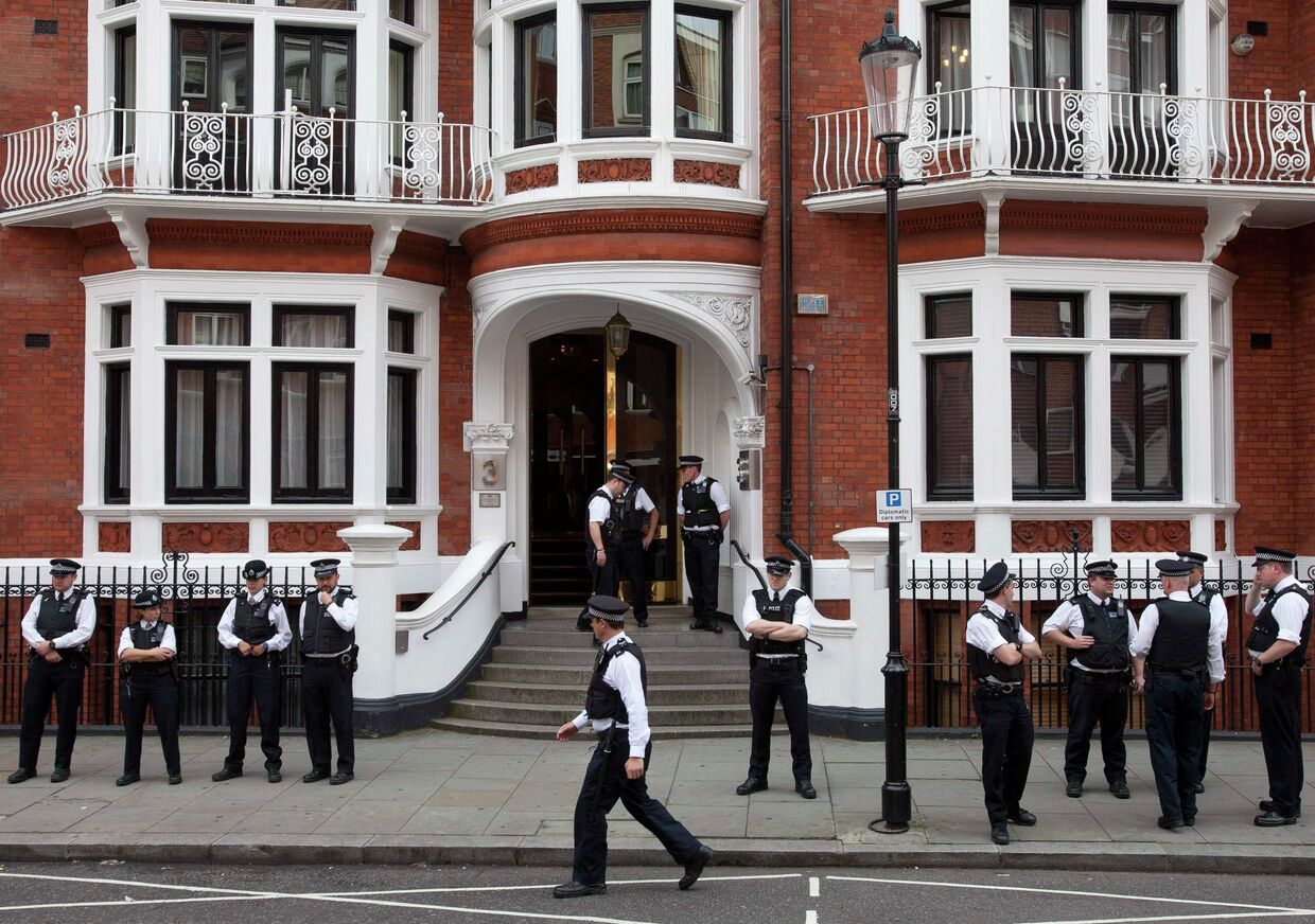 Лондонская полиция у посольства Эквадора, где скрывается Джулиан Ассанж