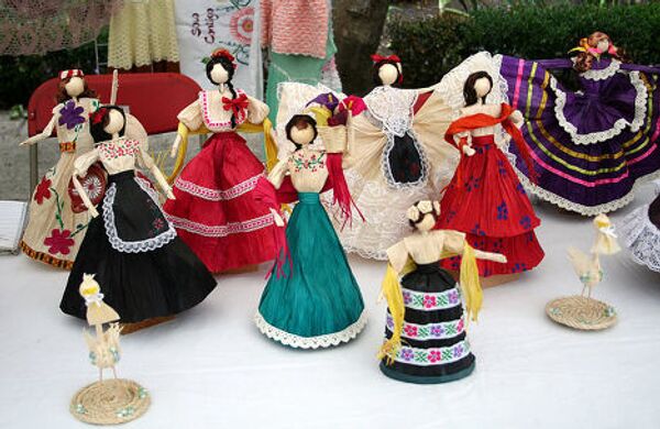 Куклы в традиционных нарядах мексиканцев