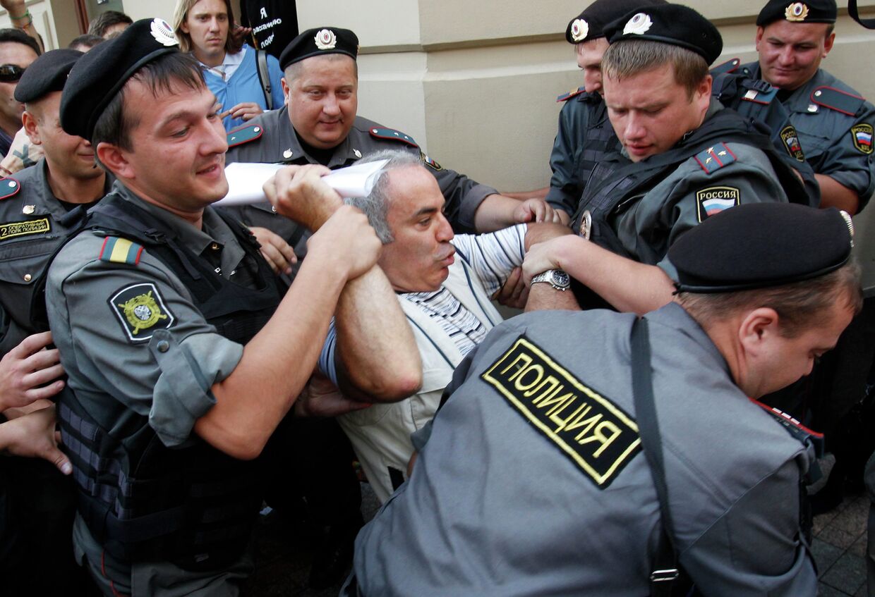 Гарри Каспаров у здания суда, где проходит оглашение приговора по делу группы Pussy Riot