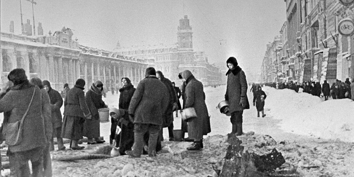 Жители Ленинграда в очереди за водой
