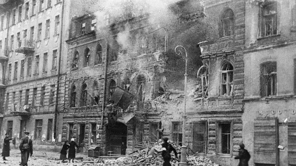 Одна из улиц Ленинграда после обстрела немецкой артиллерией
