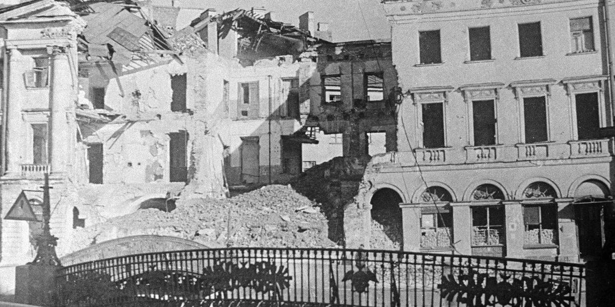 Разрушенный во время артобстрела дом в Ленинграде