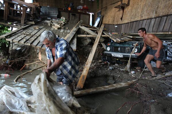 Последствия наводнения в поселке Новомихайловский под Туапсе