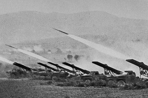 Реактивные установки залпового огня «Катюши», октябрь 1942 г. Реактивные установки залпового огня «Катюши», октябрь 1942 г.