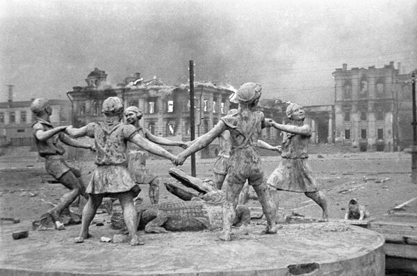 Разрушенный памятник в Сталинграде