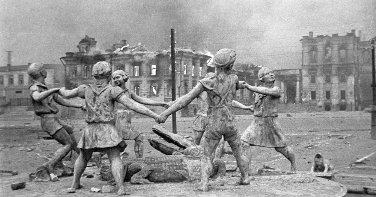 Разрушенный памятник в Сталинграде