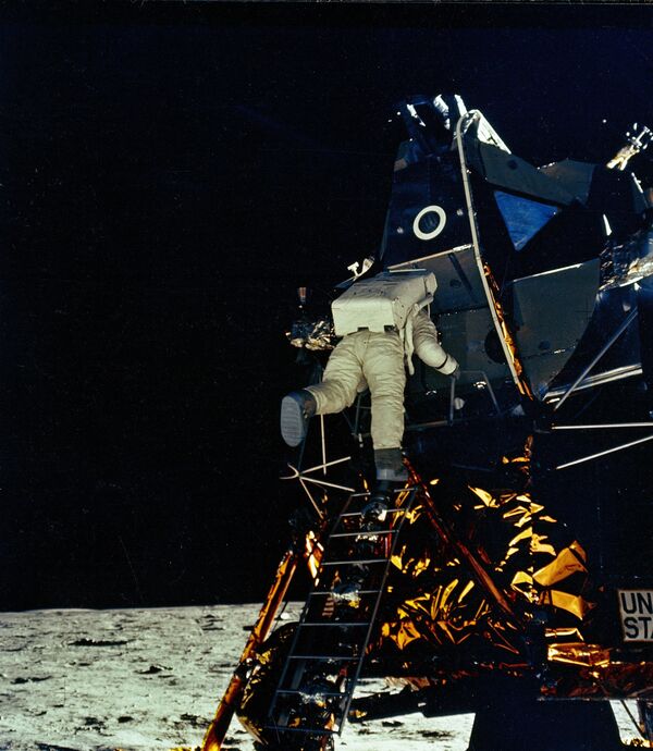 Высадка астронавта Эдвина Олдрина на Луну 