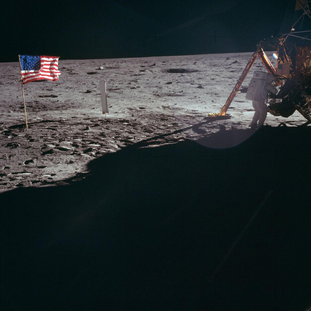 Астронавт Нил Армстронг на поверхности Луны