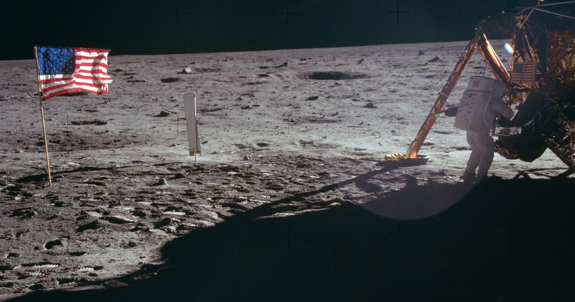 Астронавт Нил Армстронг на поверхности Луны - ИноСМИ, 1920, 24.07.2021