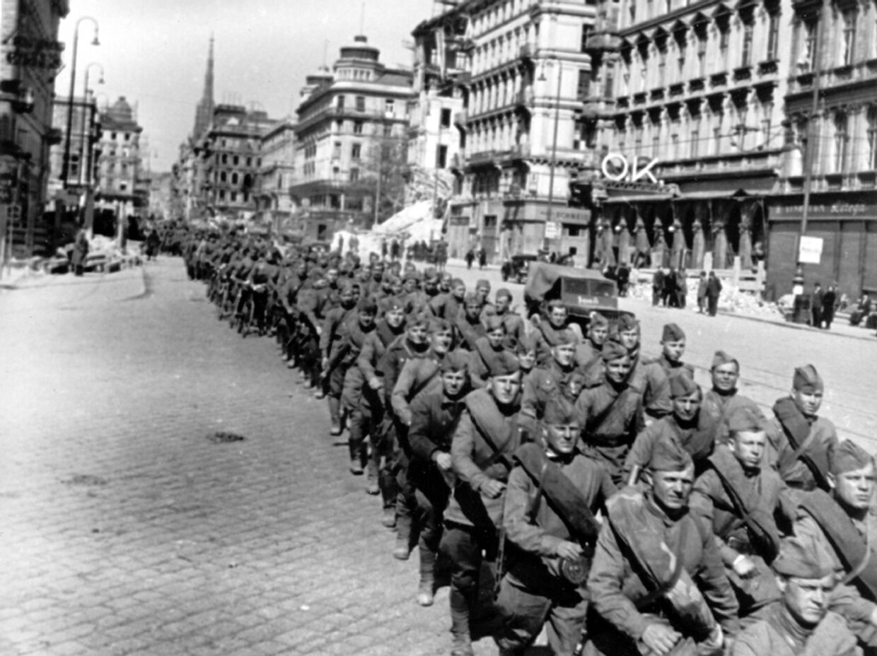 Советские войска во взятой Вене, 1945 г.