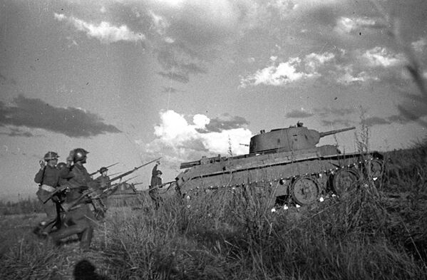Танковая атака РККА. Халхин-Гол, август 1939 г.