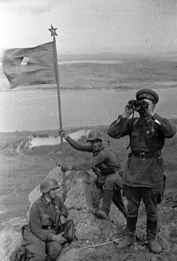 Советские солдаты устанавливают красный флаг на сопке Заозёрная