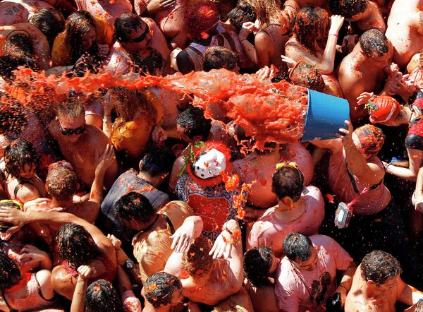 Традиционный праздник La Tomatina прошел в среду в испанском городке Буньоль
