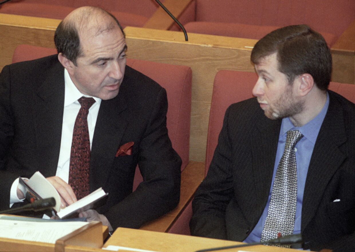 Депутаты Государственной Думы РФ Борис Березовский (слева) и Роман Абрамович, 2000 г.