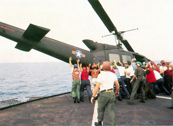 Вьетнамский вертолет UH-1 выбрасывается за борт