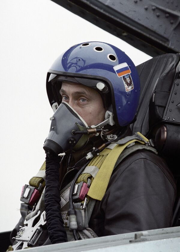 Владимир Путин сидит в кабине истребителя СУ-27