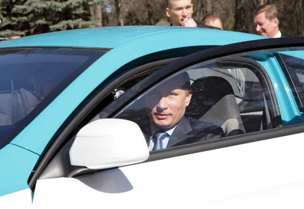 Премьер-министр РФ Владимир Путин осмотрел два Ё-мобиля