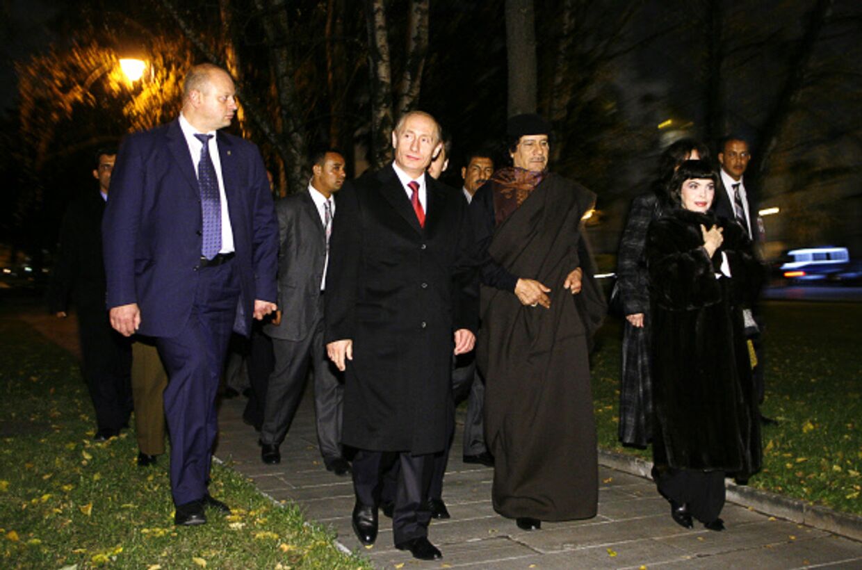 Владимир Путин, Муамар Каддафи и певица Мирей Матье направляются в Тайницкий парк