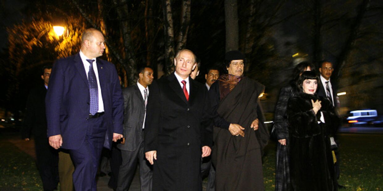 Владимир Путин, Муамар Каддафи и певица Мирей Матье направляются в Тайницкий парк