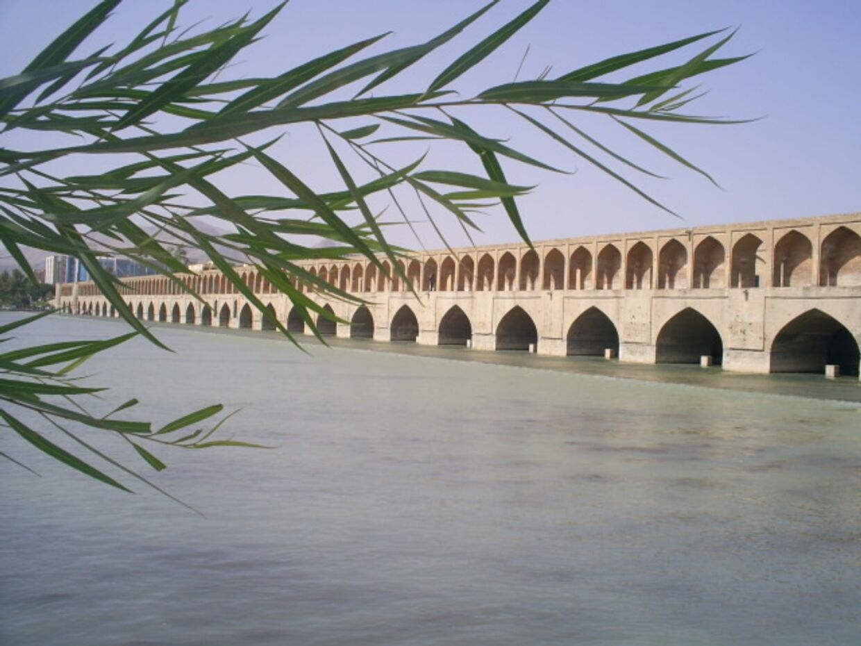 Исторический Мост Си-о-Се Поль в городе Исфахан, Иран