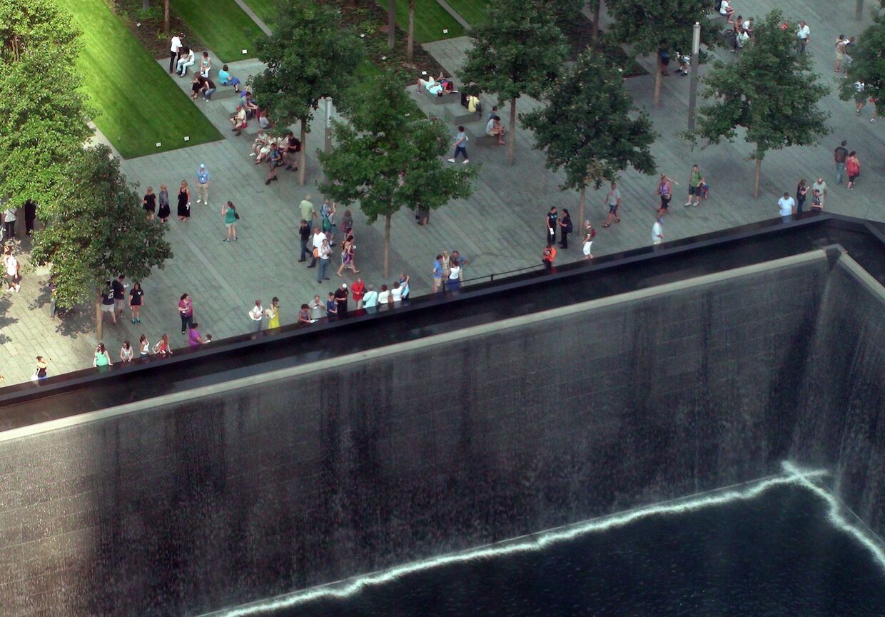 Водопад на месте фундамента разрушенной башни ВТЦ в Нью-Йорке