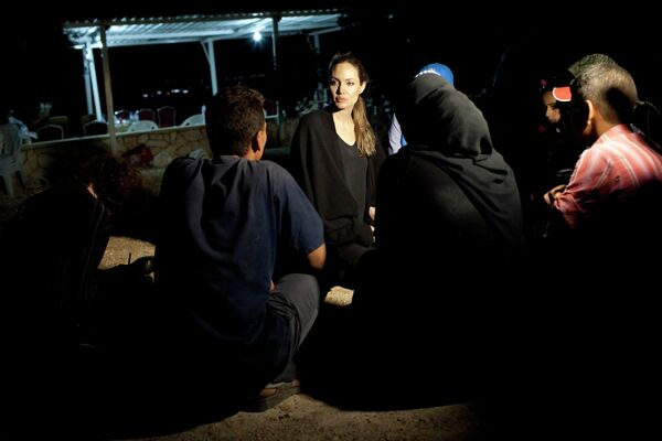 Посланник доброй воли ООН Анджелина Джоли встречает сирийских беженцев в лагере, Иордания