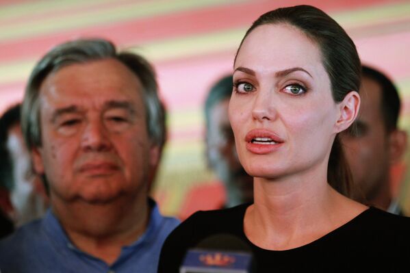 Посол ООН, актриса Анджелина Джоли и Верховный комиссар ООН по делам беженцев Антониу Гутерриш (на заднем плане)  в Иордании