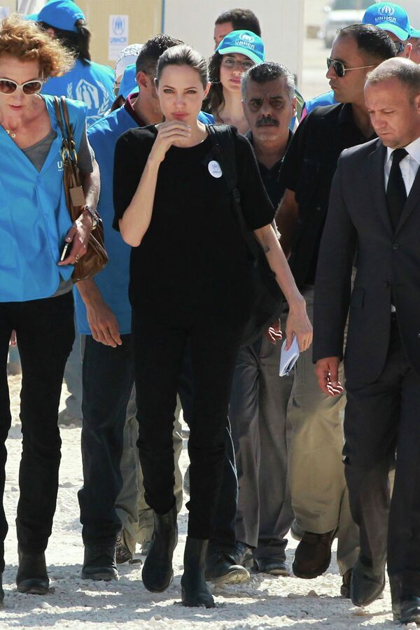 Посланник доброй воли ООН Анджелина Джоли прибыла в лагерь сирийских беженцев в Иордани