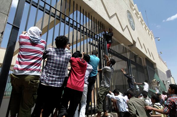 Тысячи демонстрантов в Йемене атаковали посольство США в Сане