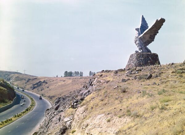Дорога к озеру Севан. Памятник «Орел»
