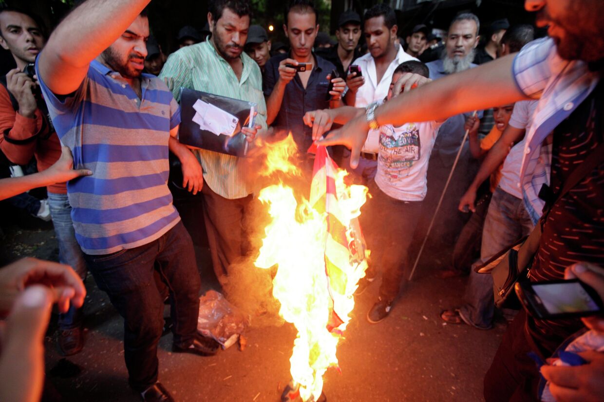Протестующие в Египте сжигают флаг США