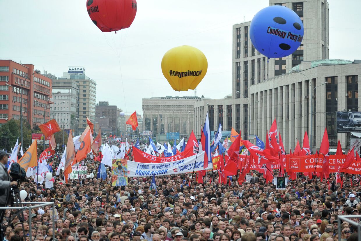 Участники акции «Марш миллионов» на проспекте Академика Сахарова в Москве