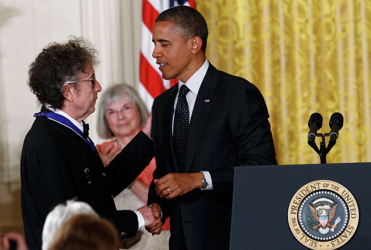 Барак Обама вручил Медаль Свободы Бобу Дилану